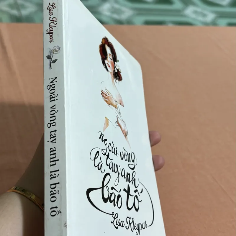 Ngoài vòng tay anh là bão tố 🌊 592181