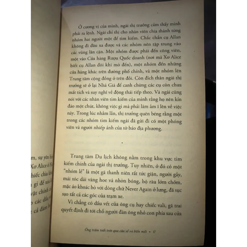 Ông trăm tuổi trèo qua cửa sổ và biến mất - Jonas Jonasson 1024811