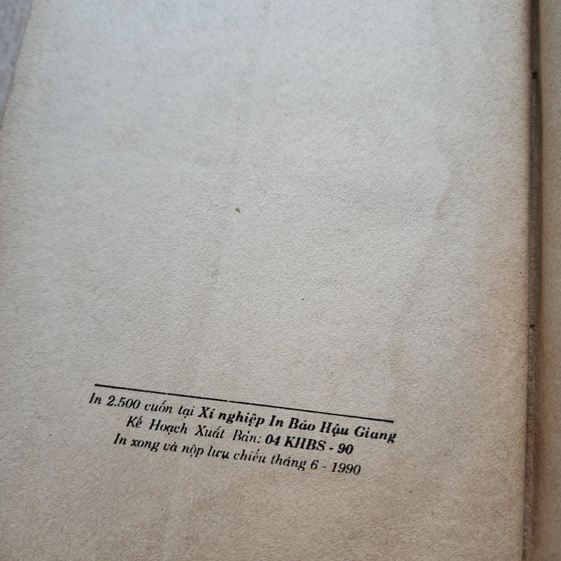 Bia mộ đen và bầy diều hâu gãy cánh | Erich Maria Remarque 503737