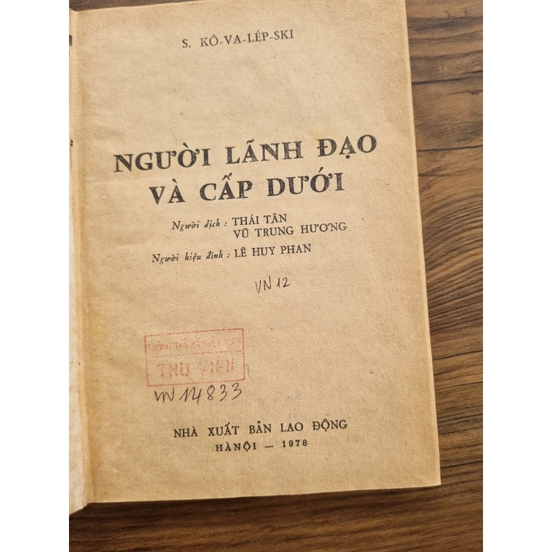 Người lãnh đạo và cấp dưới| Kích thước 13×20cm tủ sách triết học Mác-Lênin 367267