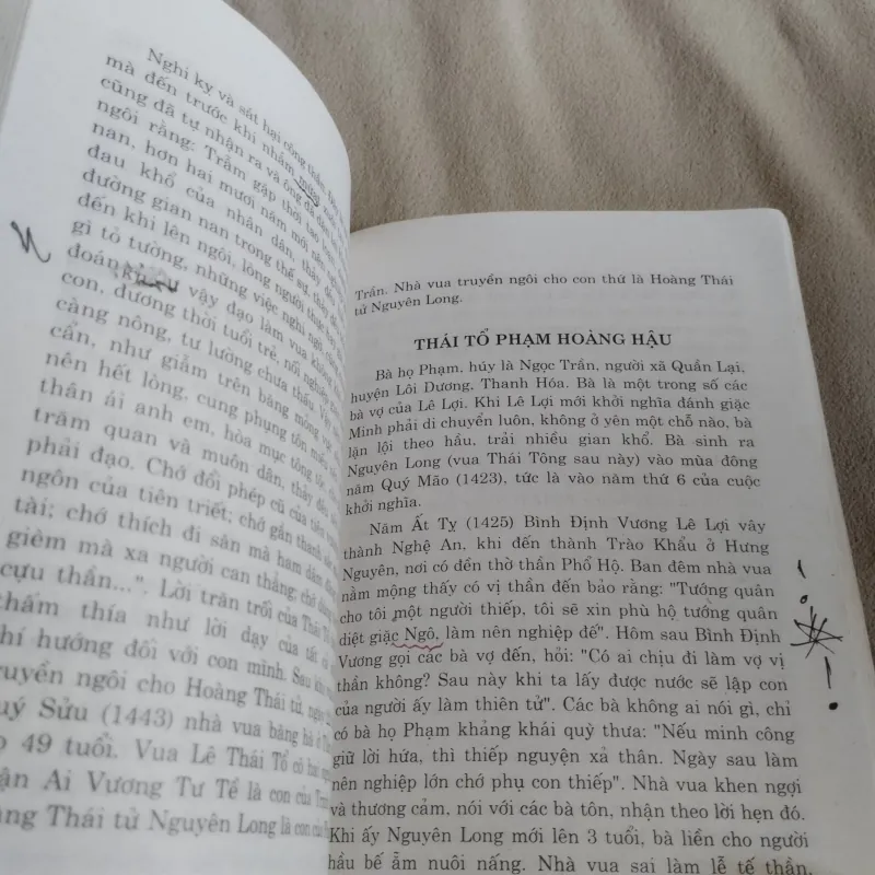 Cuốn sách này là một tài liệu lịch sử trình bày các triều đại Việt Nam, 761676