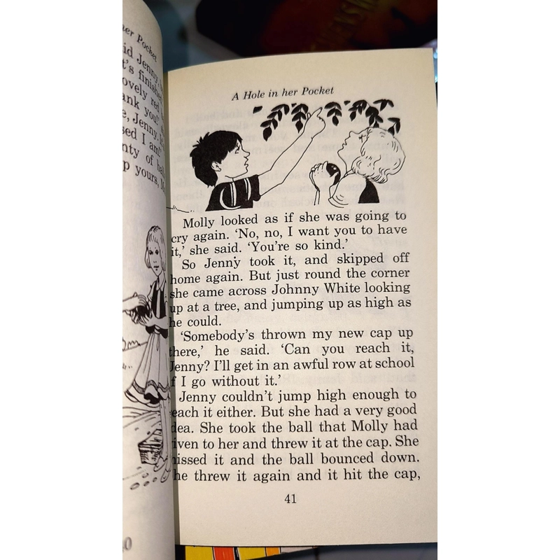 Tuyển tập ngoại văn thiếu nhi Enid Blyton - A hole in her pocket and other stories 502906