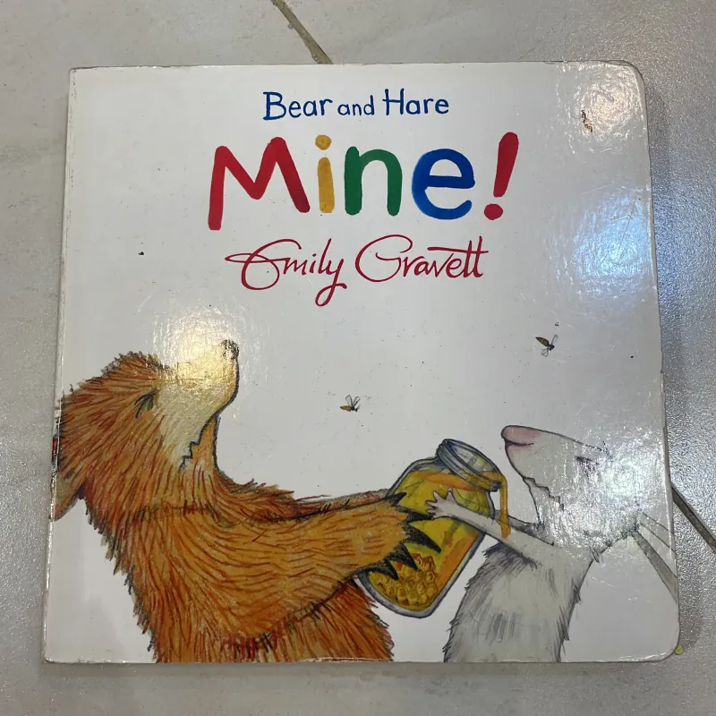 NGOẠI VĂN tiếng anh trẻ em : Bear and Hare - MINE! - Emily Cravett -MACMILLAN  1027789