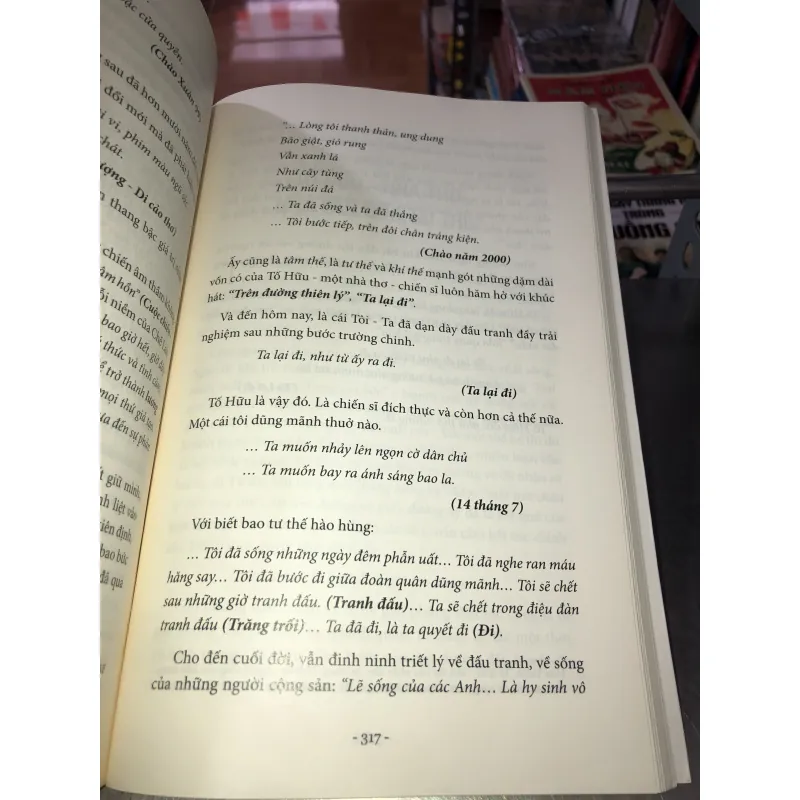 Tố Hữu ngọn cờ đầu vẻ vang thơ ca cách mạng - PGS.TS. Đoàn Trọng Huy 937312