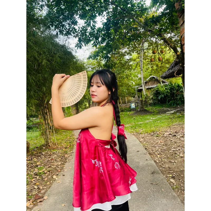 Trang phục truyền thống áo yếm và váy nữ cách điệu màu đỏ phối hoa văn 786320