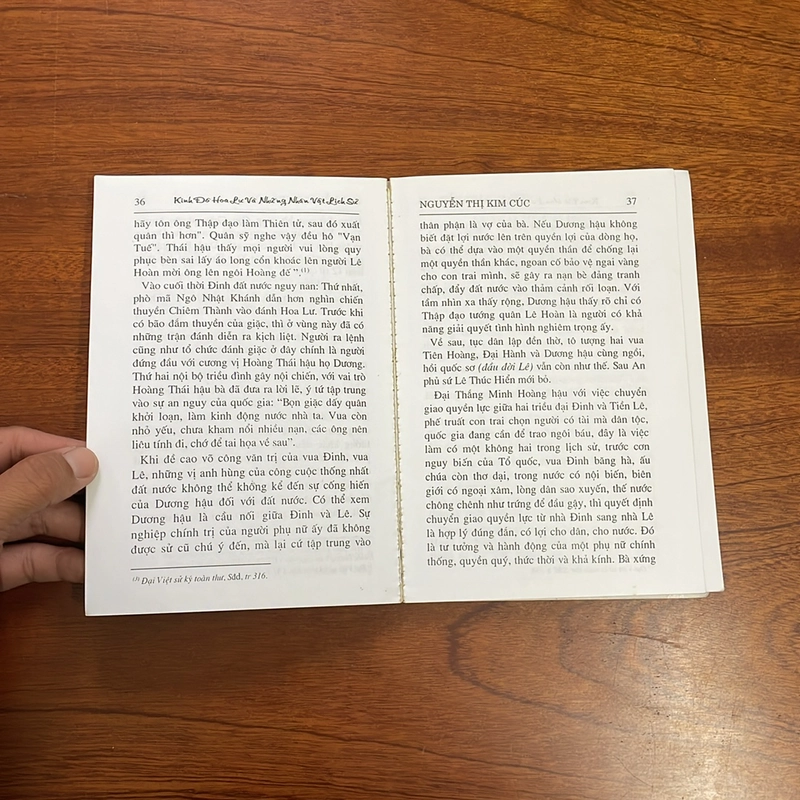 II Sách Lịch Sử: Kinh Đô Hoa Lư Và Những Nhân Vật Lịch Sử - Nguyễn Thị Kim Cúc - 2013 496480