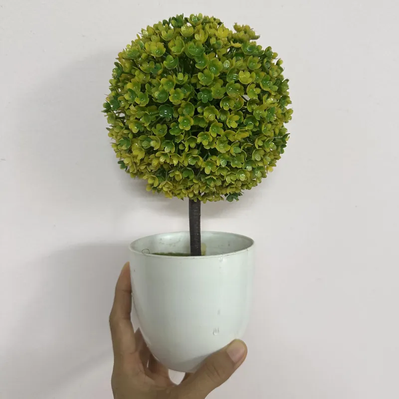 Thanh lý hai chậu cây giả trang trí hình cầu 571515