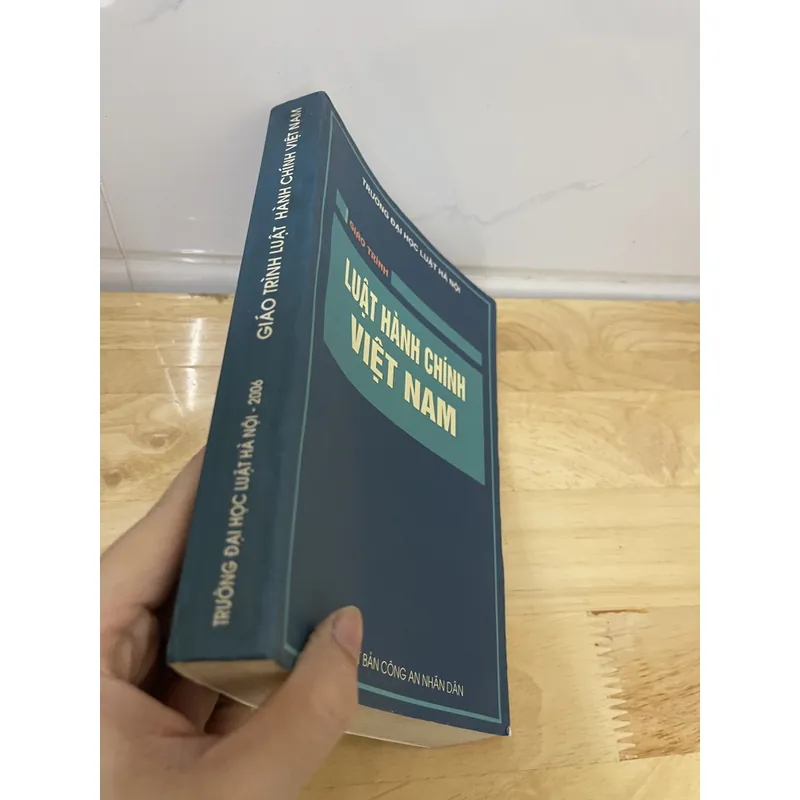 Luật Hành chính Việt Nam (sách in năm 2006) 698347