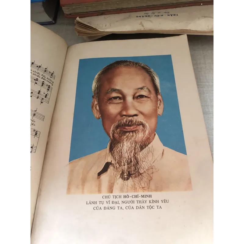 Việt Nam đất nước anh hùng  1001025