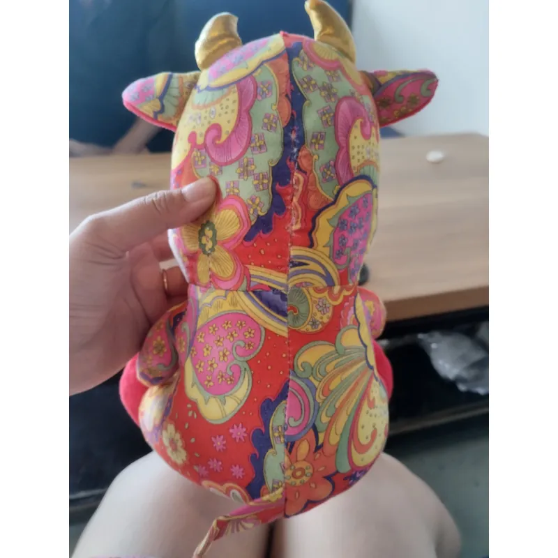 một con thú nhồi bông hình con bò . Hàng 2hand 996583