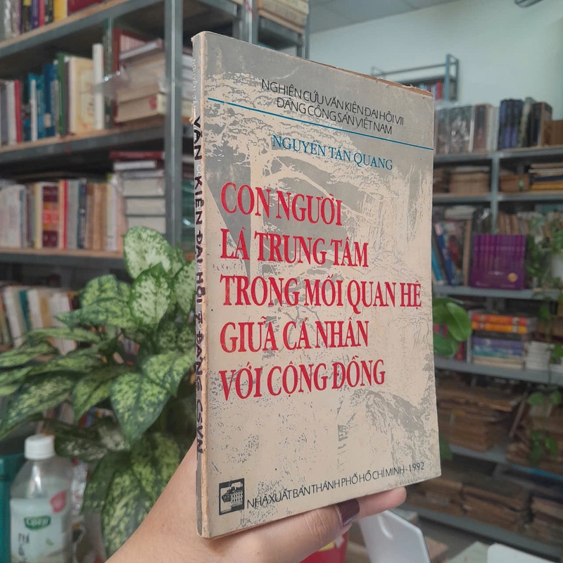 CON NGƯỜI LÀ TRUNG TÂM TRONG MỐI QUAN HỆ GIỮA CÁ NHÂN VỚI CỘNG ĐỒNG - NGUYỄN TẤN QUANG 493910