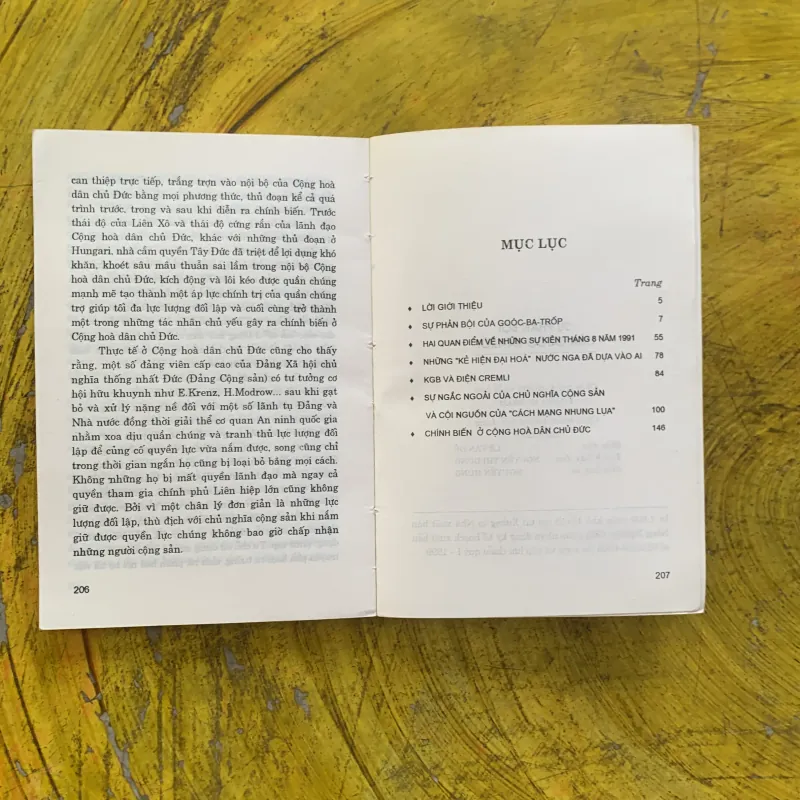 COMBO SỰ PHẢN BỘI CỦA GOOC-BA-TROP & BÍ ẨN VỀ CÁI CHẾT CỦA VLADIMIR MAIAKOVSKI 1009193