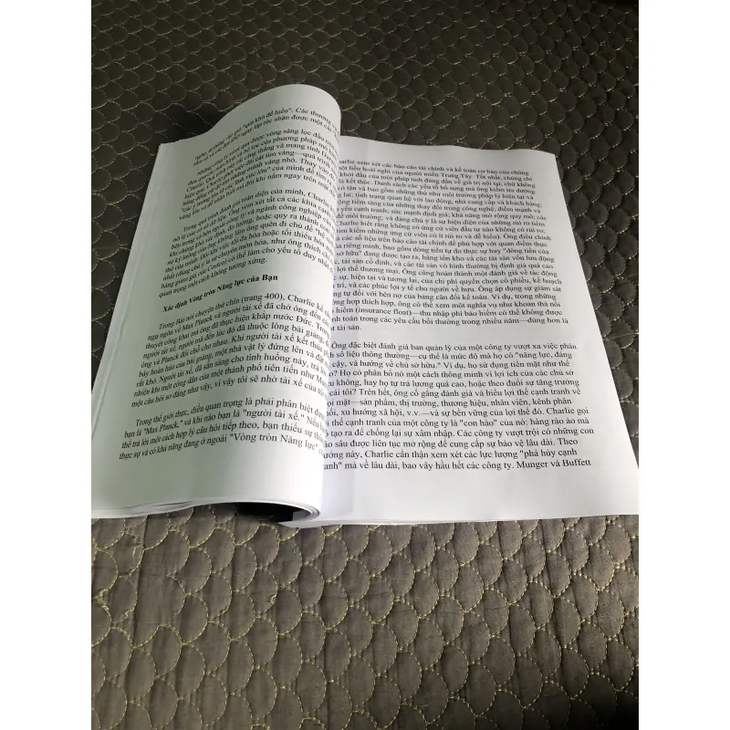 (bản dịch ra Tiếng Việt) Sổ Tay Niên Giám Của Munger - Poor Charlie's Almanack  1005887