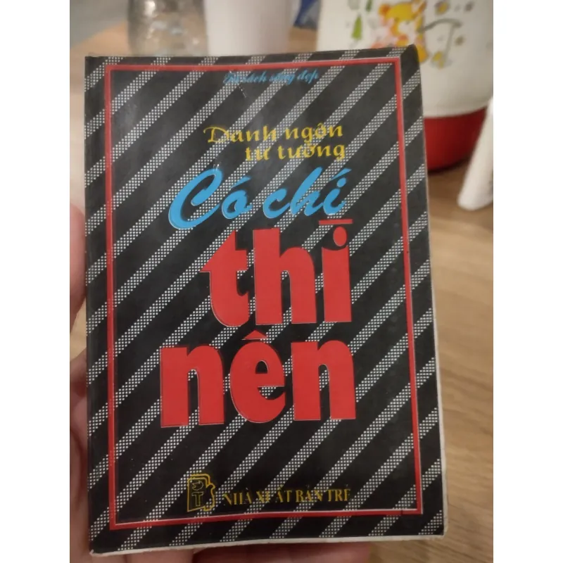 cuốn sách do Nhà xuất bản Trẻ phát hành "Danh ngôn lý tưởng - Có chí thì nên". 1032185