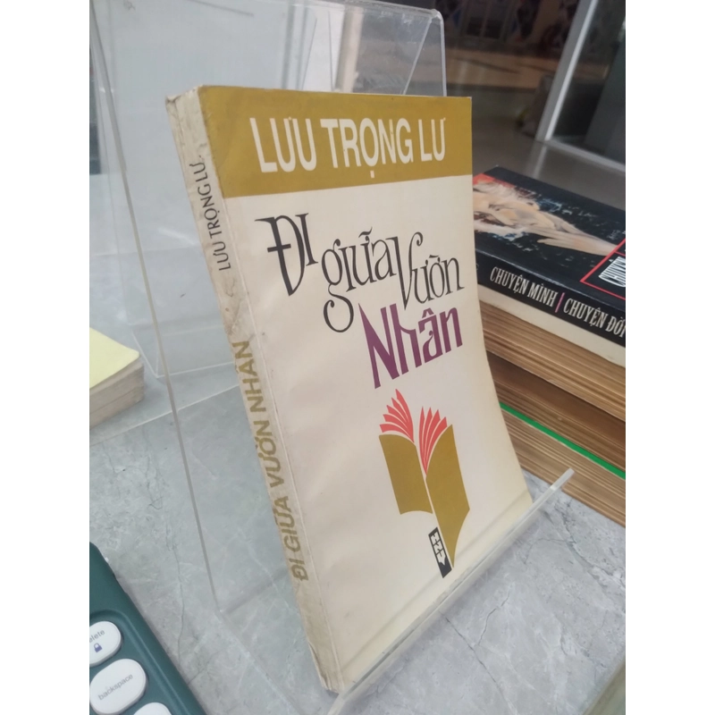 Đi Giữa Vườn Nhân - Lưu Trọng Lư 502696