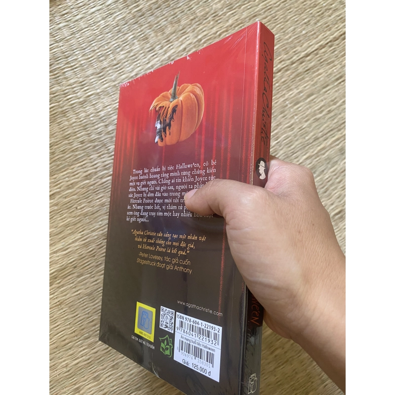 Án Mạng Tiệc Hallowe'en - Agatha Christie nguyên seal 275411