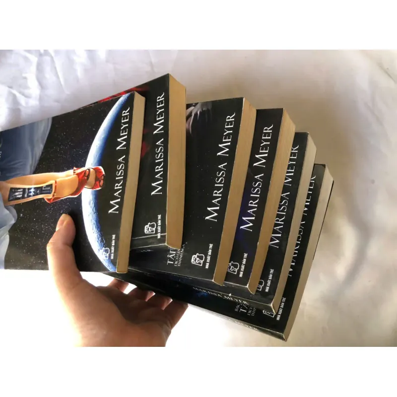 The Luna Chronicles Công Chúa Mặt Trăng - Marissa Meyer 970144