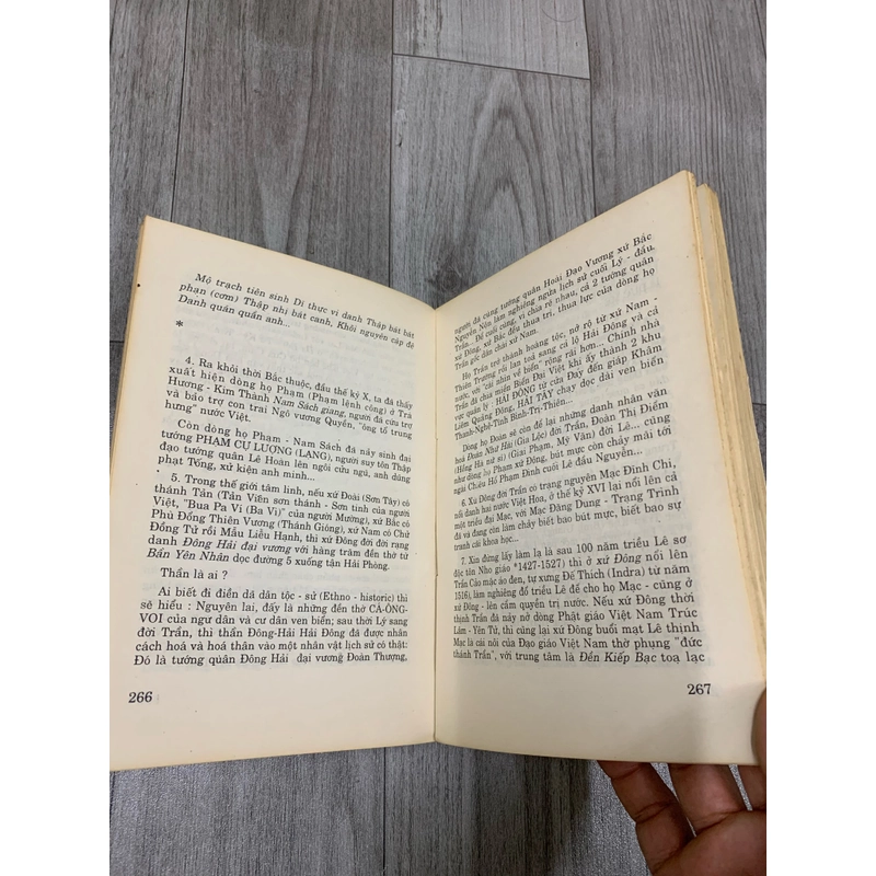 Theo dòng lịch sử, những vùng đất, thần và tâm thức người việt. 999 473624