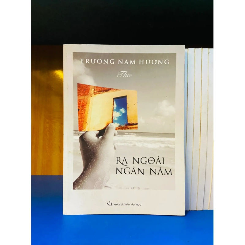 (Sách cũ SCGR) Ra ngoài ngàn năm - Văn học VAVOY6S-29 Blogmeo090426 1014810