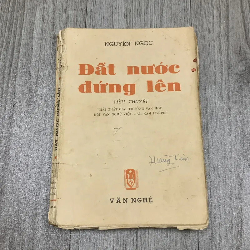 Đất nước đứng lên - nguyên ngọc 1956. 10a3 1025797