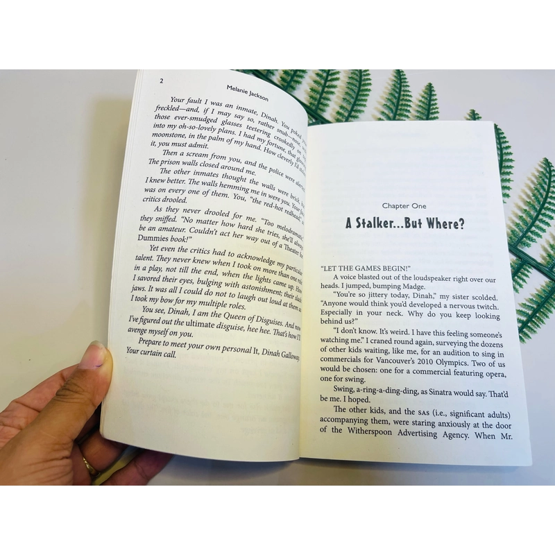 [Sách tiếng Anh 2hand] Like new 90% - A Dinah Gall: Queen of Disguises của Melanie Jackson 489457