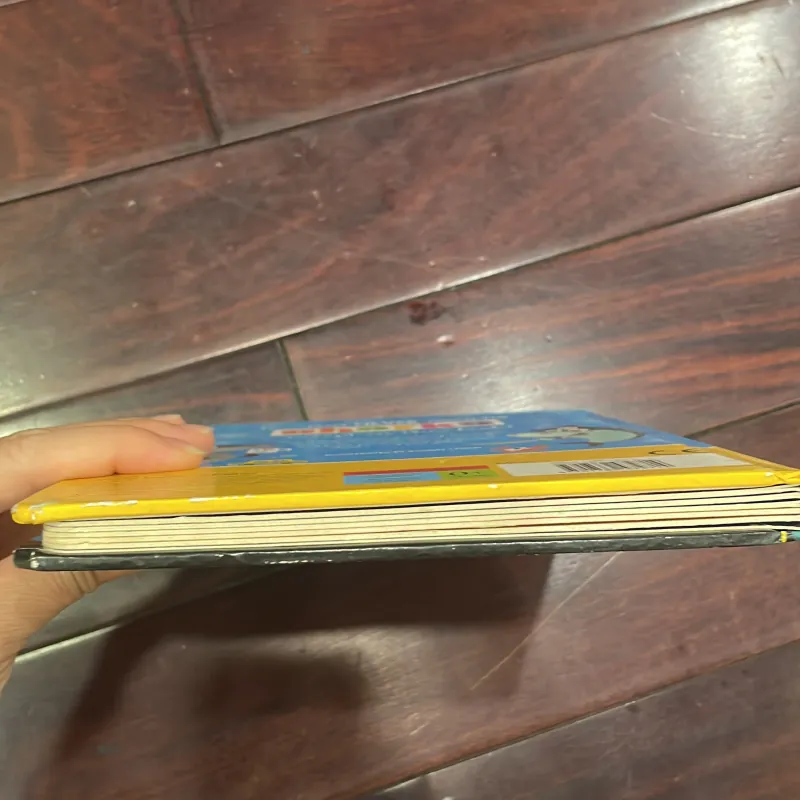 Ngoại văn tiếng anh trẻ em : NEVER TOUCH THE SHARKS - count the 5 snappy sharks  1028018