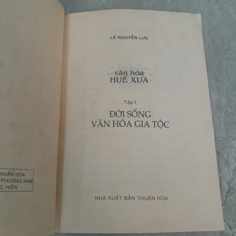 VĂN HÓA HUẾ XƯA - ĐỜI SỐNG VĂN HÓA GIA TỘC - LÊ NGUYỄN LƯU 557848