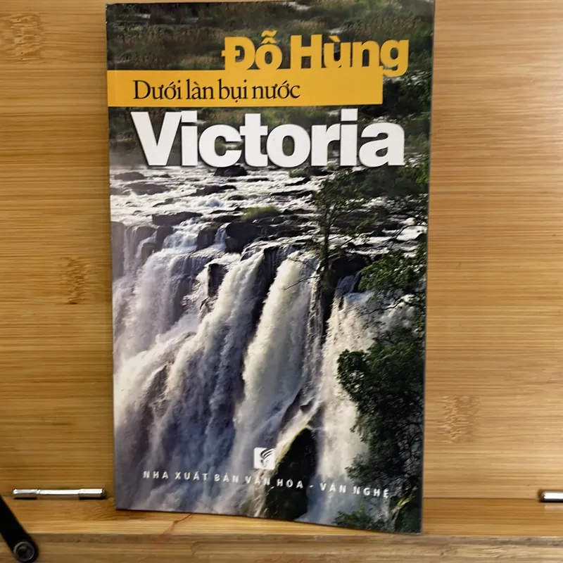 Dưới làn bụi nước victoria 727431