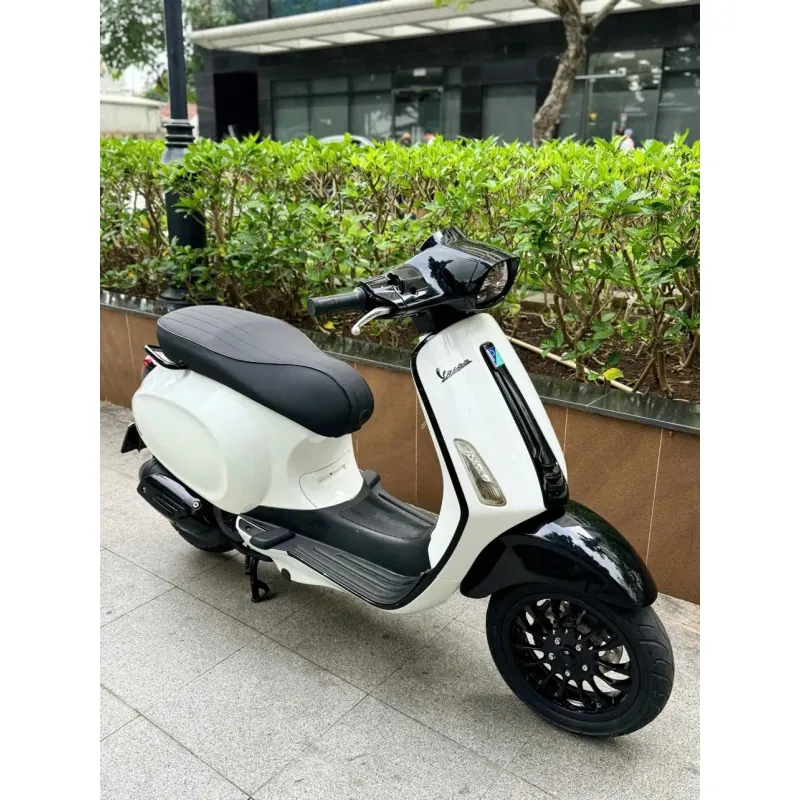 Xe máy Vespa Primavera 125cc màu trắng đen, kiểu dáng cổ điển 722316