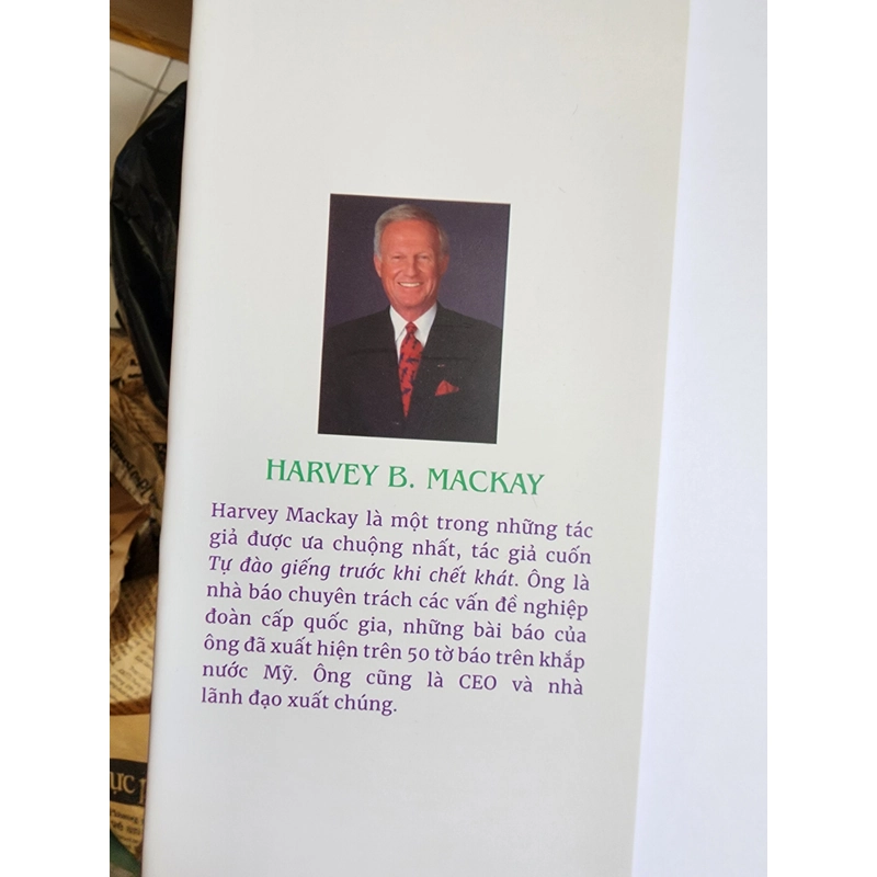 Sách Bơi cùng cá mập mà không bị nuốt chửng của Harvey Mackay mới 99% 502733