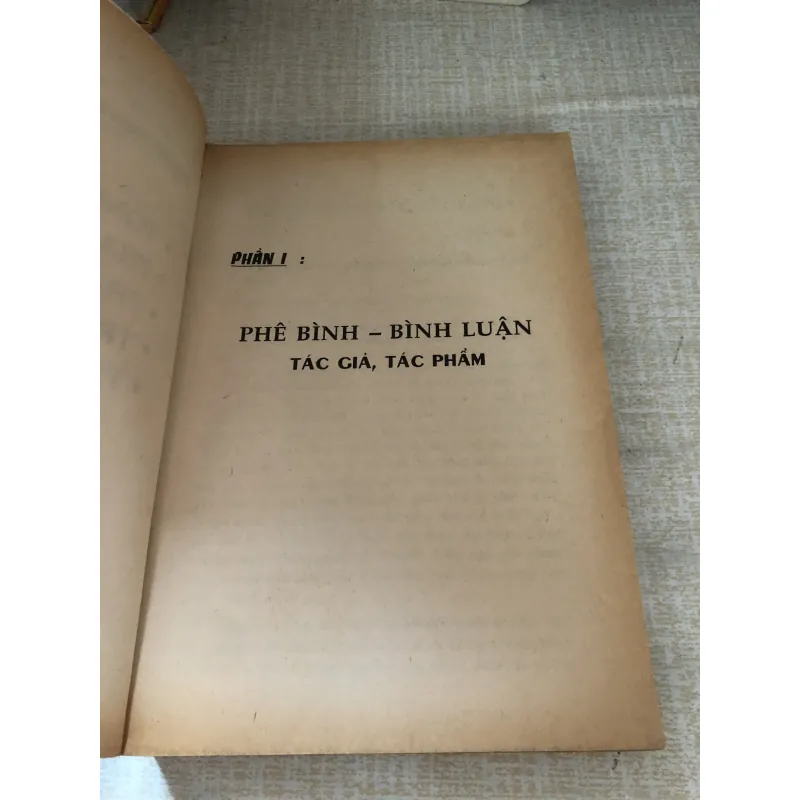 Phê bình bình luận văn học 976107