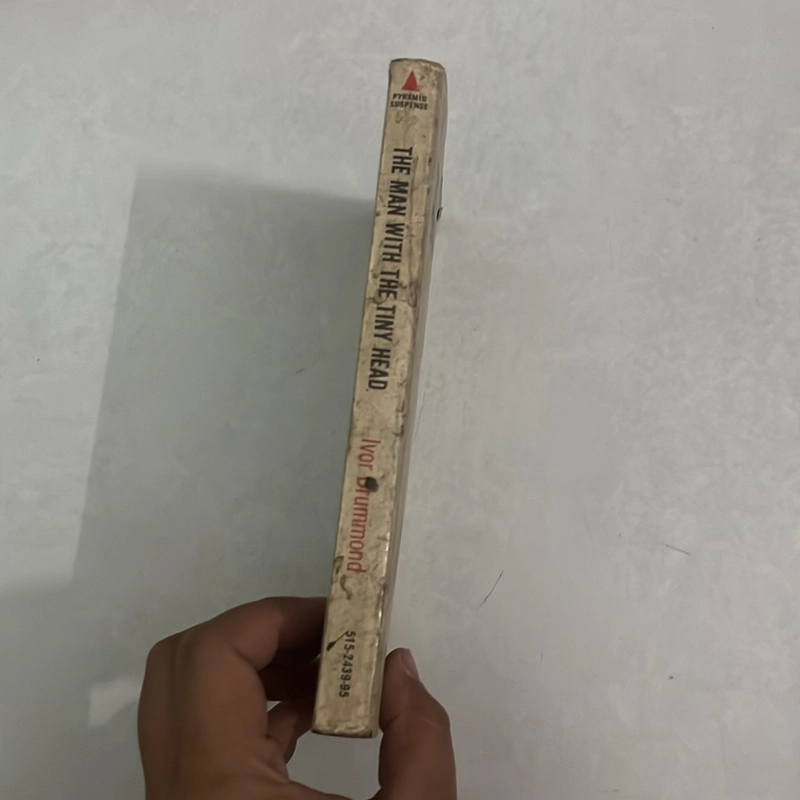 The man with the tiny head (Ngoại văn) 502100