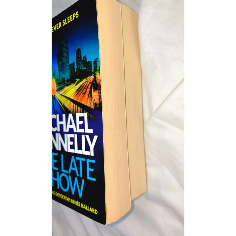 Combo 2 sách ngoại văn cũ – Michael Connelly: The Late Show & Dark Sacred Night 748367