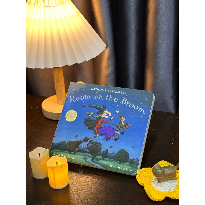 Sách boardbook Halloween Room on the Broom 311736