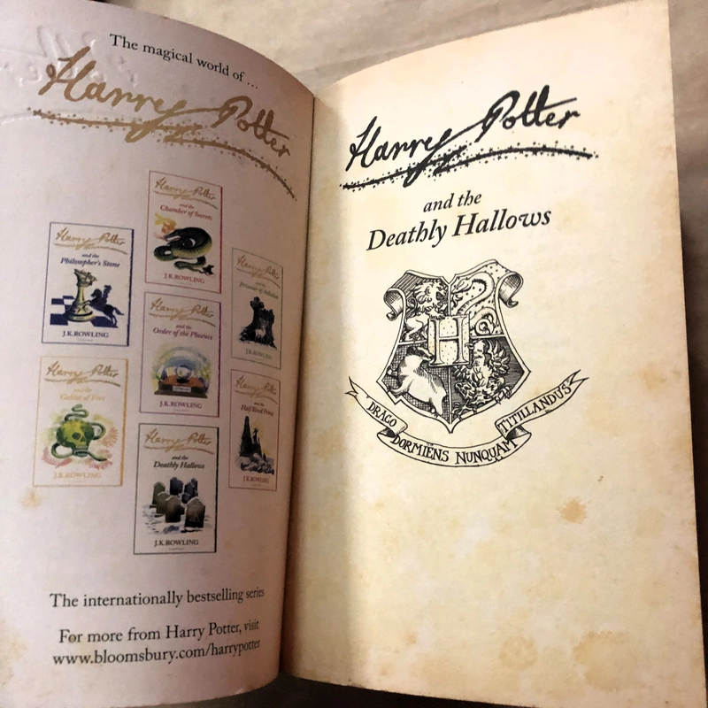 Harry Potter and the Deathly Hallows (TieHarry Potter và bảo bối tử thần) (Bản tiếng Anh) 223605