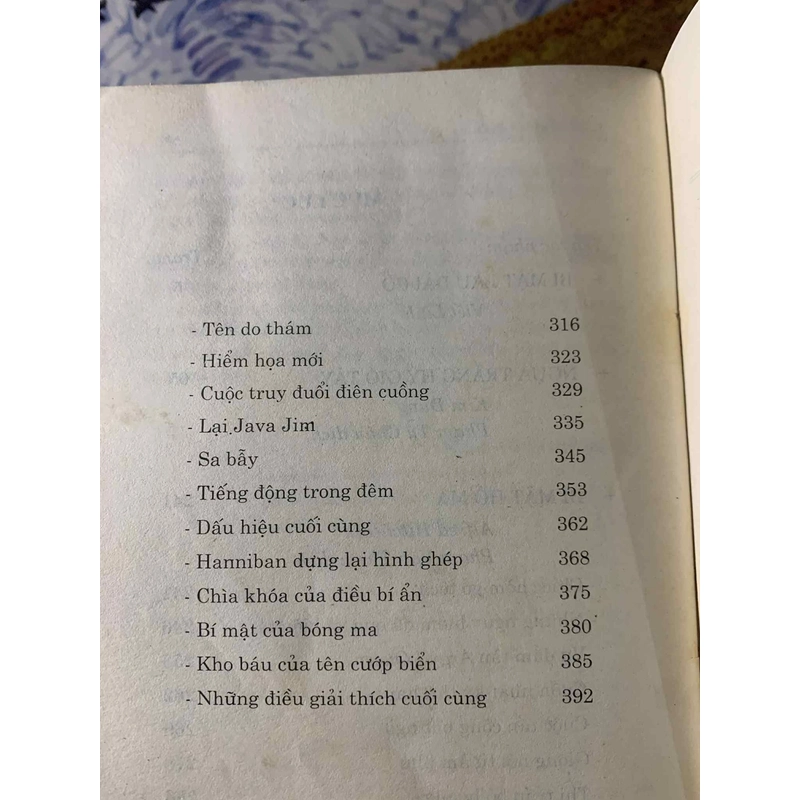 Bí Mật Lâu Đài Cổ - Viết Linh, Kim Dung, Hitchcock 538525