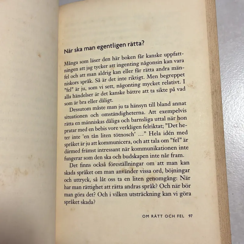 Bàn luận về ngôn ngữ (tiếng Thuỵ Điển)  783090