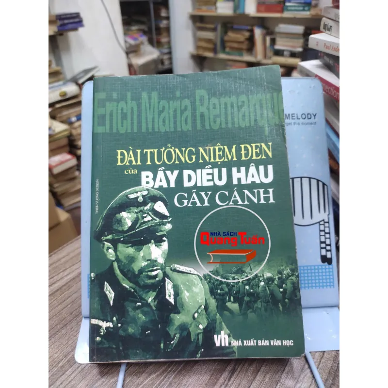 Sách: Đài tưởng niệm đen của Bầy diều hây gãy cánh (A1) - Erich Maria Remarque 674509