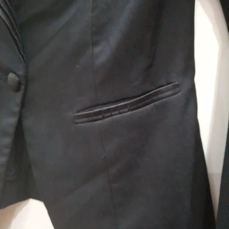 Áo khoác màu đen, mặc cùng áo thun bên trong 605081