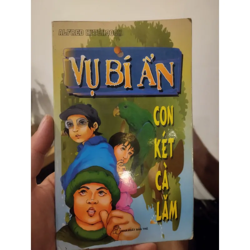 sách "Vụ bí ẩn con két cà lăm" thuộc bộ truyện trinh thám nổi tiếng "Ba chàng thám tử trẻ" 1025391