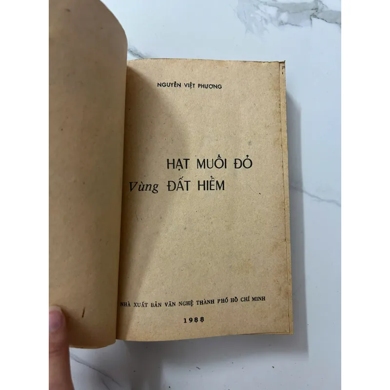 Hạt muối đỏ vùng đất hiểm - Nguyễn Việt Phương 1023722
