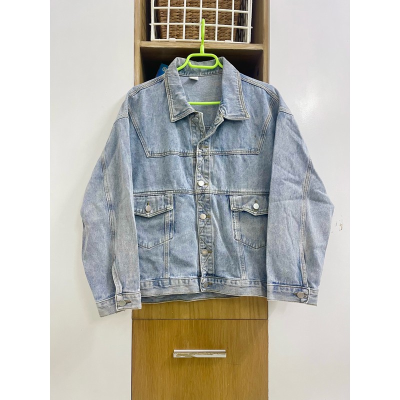 Áo khoác jean xanh nhạt size L sau lưng có chữ cá tính 154228