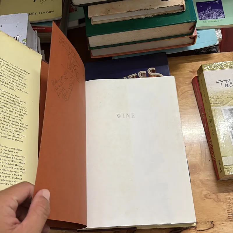 II English Book: WINE _ The Classic Guide To The World Of Wine - HUGH JOHNSON 691217