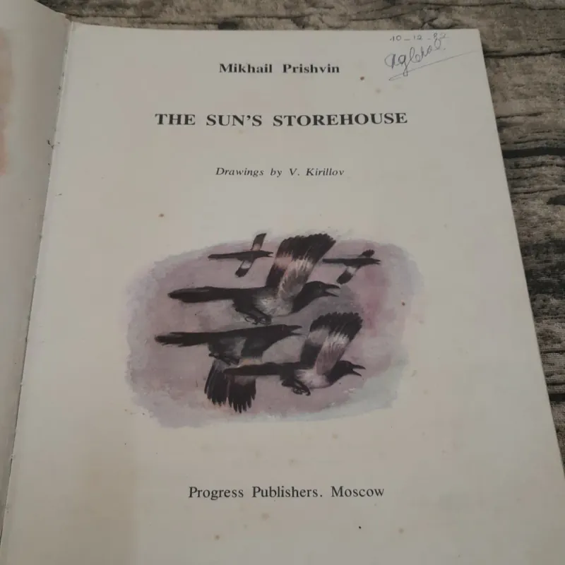 Sách truyện màu tiếng Anh khổ lớn. THE SUN'S STOREHOUSE. 3TH print 1981 in tại Nga 758698