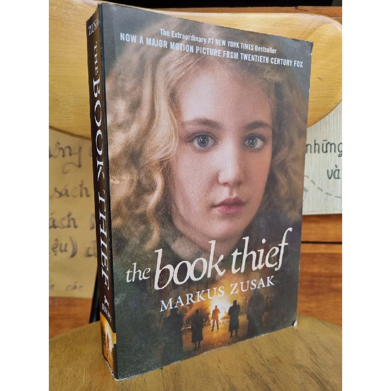 THE BOOK THIEF (A NOVEL) - MARKUS ZUSAK 120823
