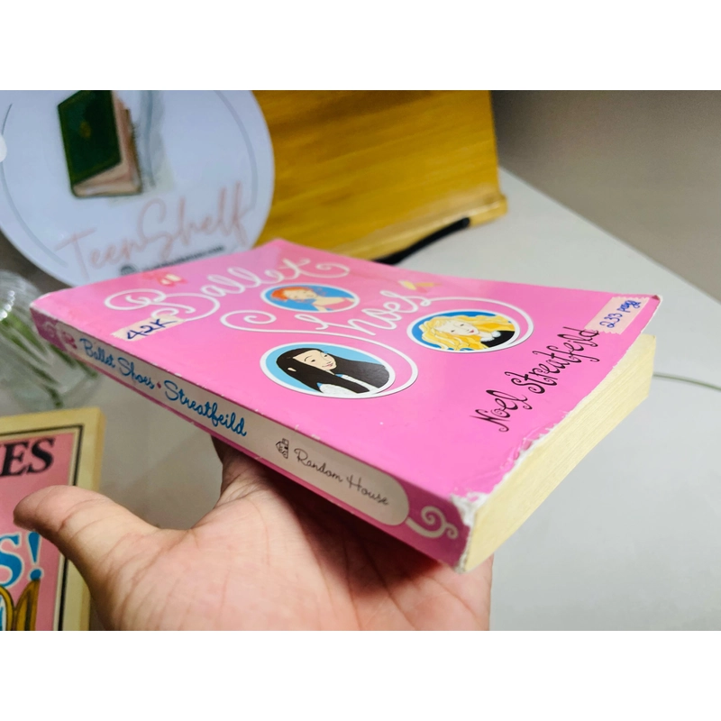 [Sách 2hand từ US] Like new 90% - BALLET SHOES - Noel Streatfeild 476664