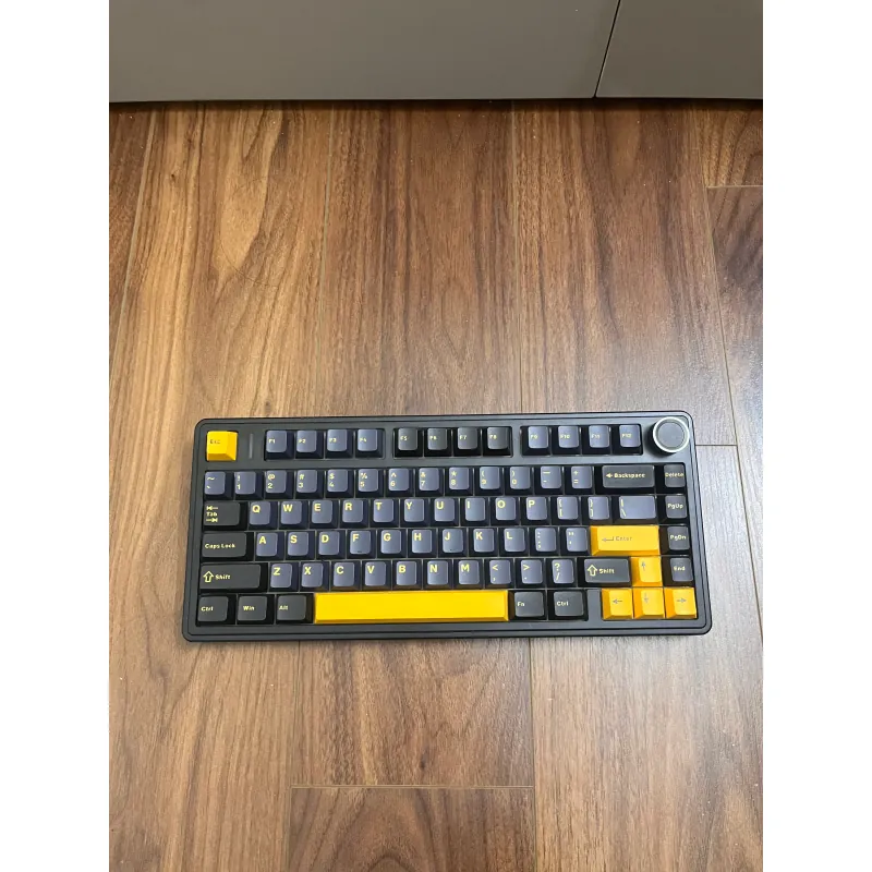 Phụ kiện sạc và bàn phím cơ kiểu dáng hiện đại, màu sắc đen vàng 721061