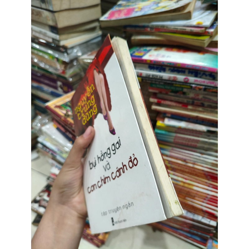 Bụi hồng gai và con chim cánh đỏ 🌱 551099