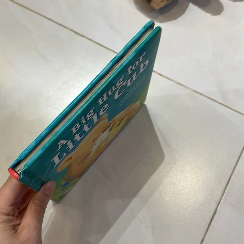 NGOẠI VĂN tiếng anh trẻ em: A Big Hug For Little Cub -Scholastic  1027615
