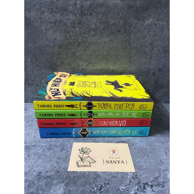 Nữ hiệp sĩ (trọn bộ 4 tập)- sách chưa sử dụng, độ mới 90% 789647
